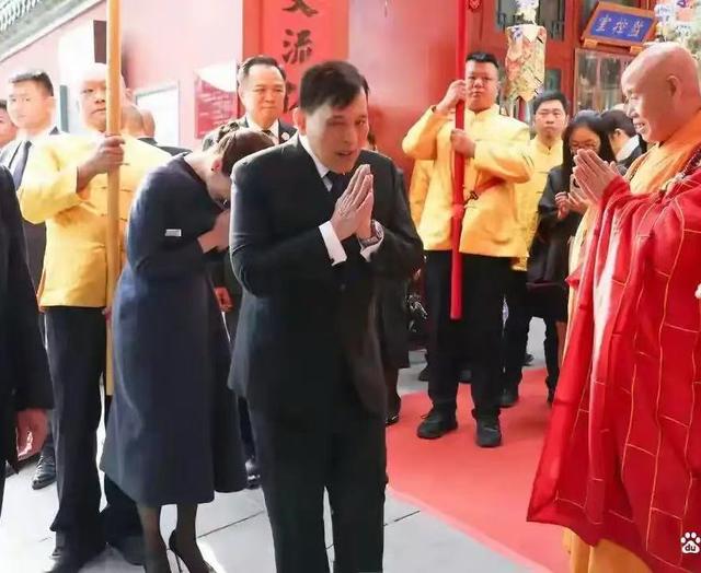 泰国王后是个狠人，47岁穿十厘米细高跟，一天赶三场活动未见疲惫