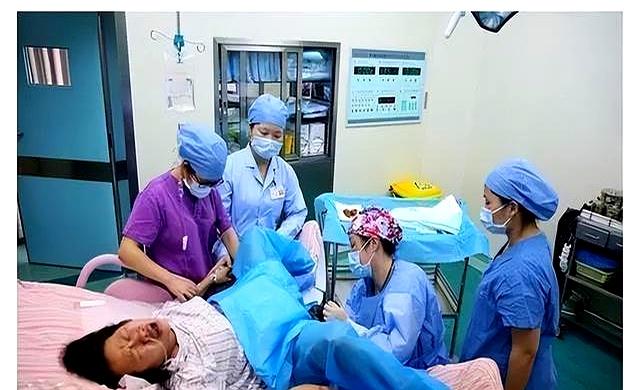 90后产妇生娃时遇上“生理需求”，男医生：见怪不怪，现场解决