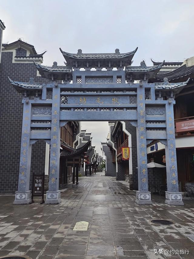 张家界古城凉透了：24亿投进去，4年亏10亿，商铺全关门