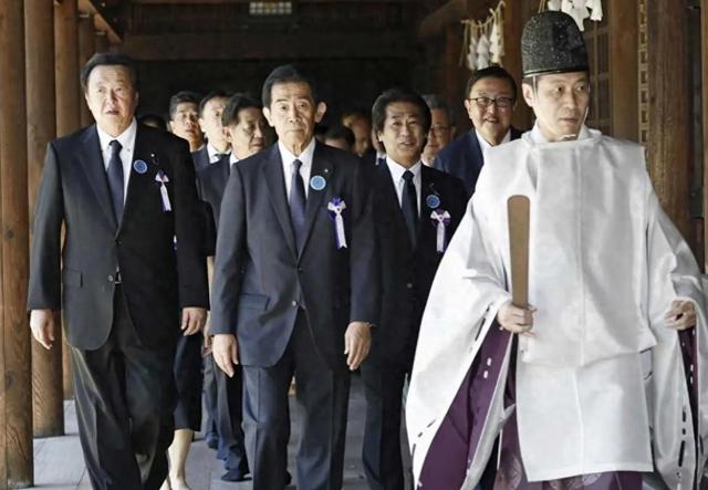 日本呼吁不要参加北京阅兵，网友怒批：德国曾下跪，他又怎么做的