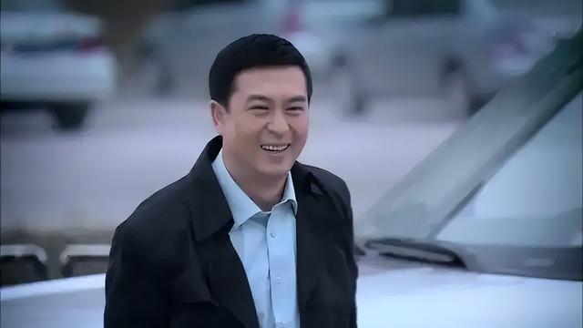 钱再多也没用！55岁张嘉译现状曝光，病情严重到连走路都站不直
