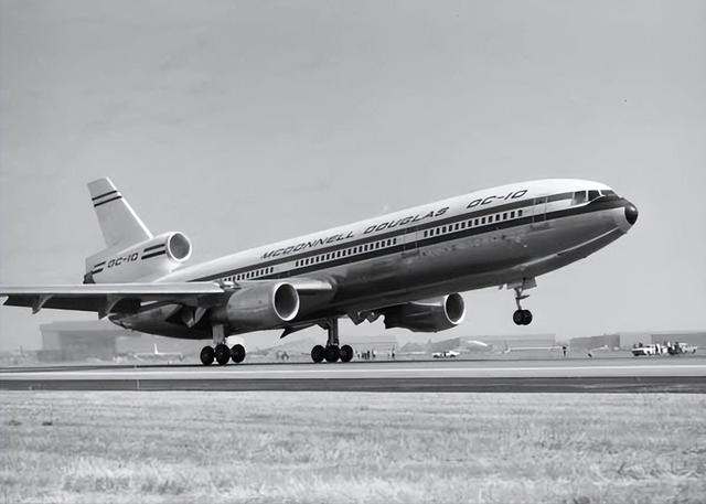 政府关门35天终于酿成大祸？一架波音飞机撞向大楼，现场惨烈