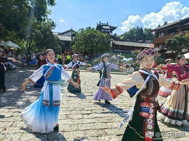 “喝着咖啡逛古城”！丽江“咖啡”巡游让游客沉醉香醇之旅