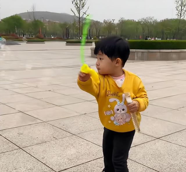 小天赐，终为父母当年的“冲动	”买了单，年仅6岁活得不像个小孩