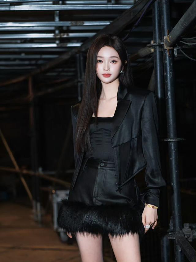 吴宣仪御姐范写真	，黑色长筒靴穿搭霸气十足