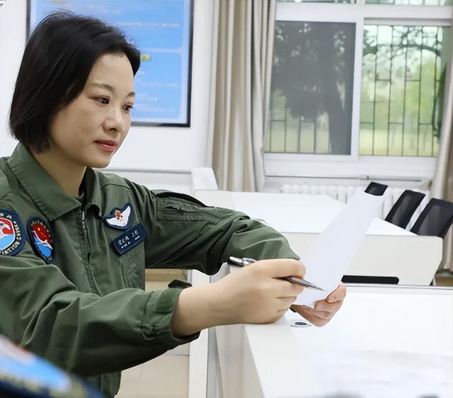 阅兵女机长找到了！央视点名，私生活被扒牺牲太大，丈夫更厉害