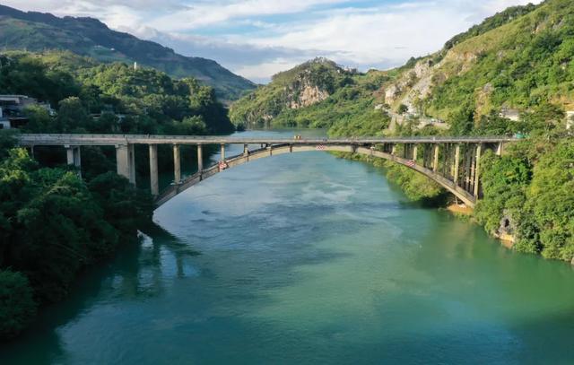 贞丰:九桥飞架跨天堑 大道通衢筑梦行