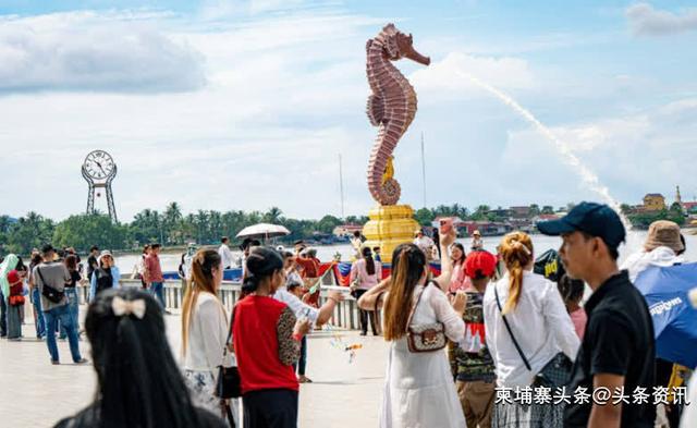 送水节首日 柬埔寨沿海城市吸引众多游客