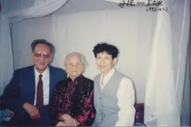 86年黄旭华回到家乡，母亲没有认出他，他跪到母亲面前：儿不孝啊图片