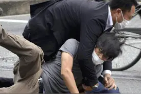 中国男子暴揍2名日本人，逼他们下跪道歉，被捕后日本网友震怒图片