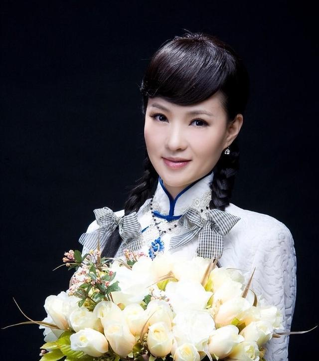 宋祖英近照不是因美人迟暮是她眼里没了曾经的甜与纯。