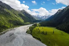 新疆与哈萨克斯坦交界有个县，曾是乌孙国故地，有着世界级的风景图片