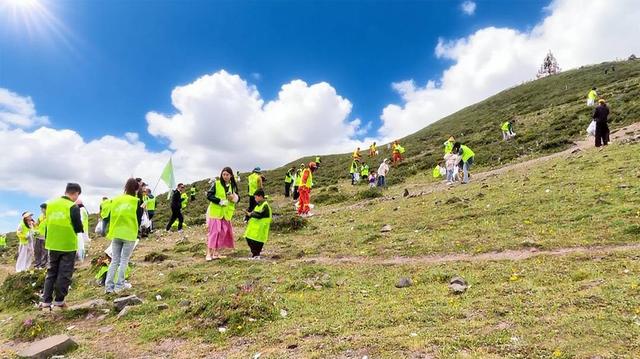 用行动发声！“网红局长”在318国道倡导环保新风尚