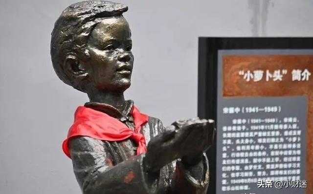 小萝卜头	”宋振中罕见照片	，手扶炮弹露出微笑，牺牲时未满9岁