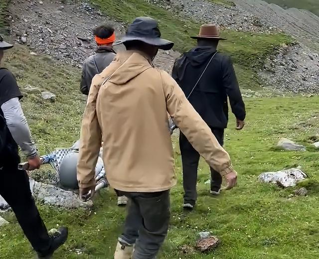10个藏民抬一个驴友下山，收费6万太贵？大家都忽略了一个小细节