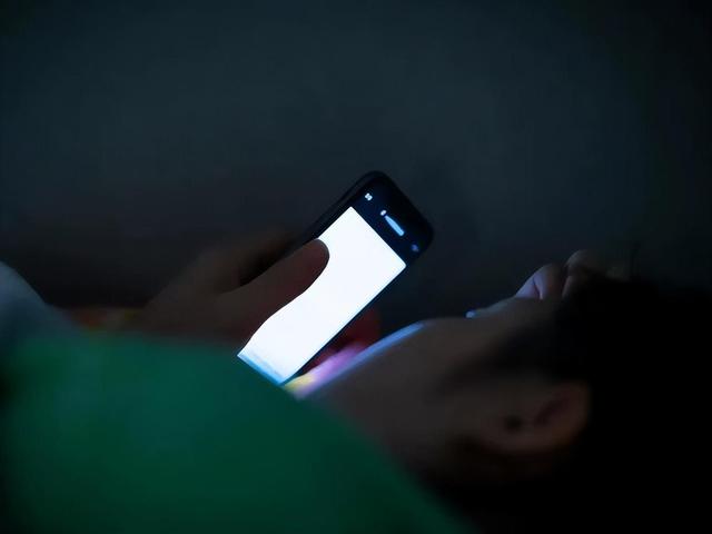 三伏天，医生劝告高血脂患者：宁可在家打麻将，也别去做5件事