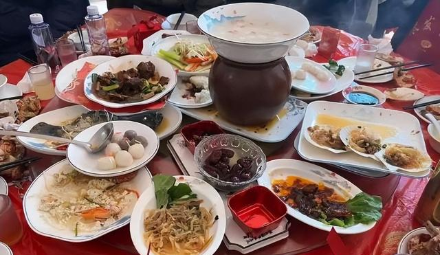 山东游客到青海遇牧民办酒席；随礼300吃席，结果吃完被拦不让走