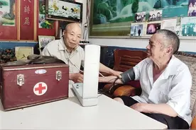 银发族｜悬壶半个世纪救人无数，捐款修桥补路惠乡邻，八旬乡村医生张文俊——妙手仁心情满怀图片