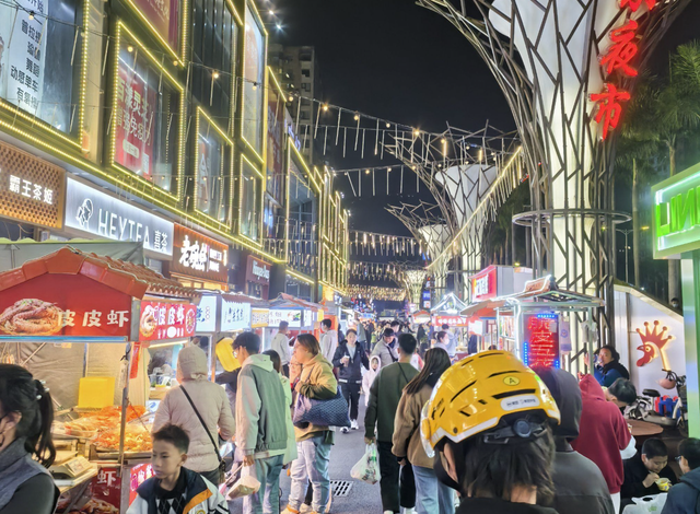 美国小伙在中国生活半月，回去坦言：再也不习惯国外的夜晚了
