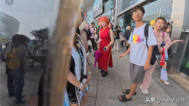 砍死你！男子拆穿女孩“诈骗”，被脚踹夺手机，10余同伙围堵威胁