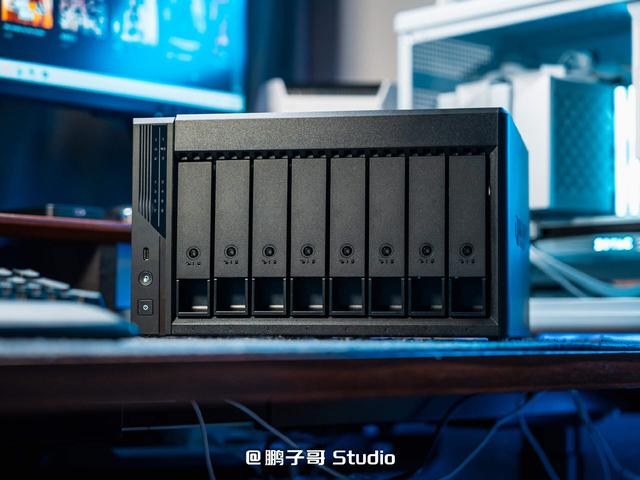 威联通新品NAS Qu805开箱：家用级定价、企业级性能,真香!