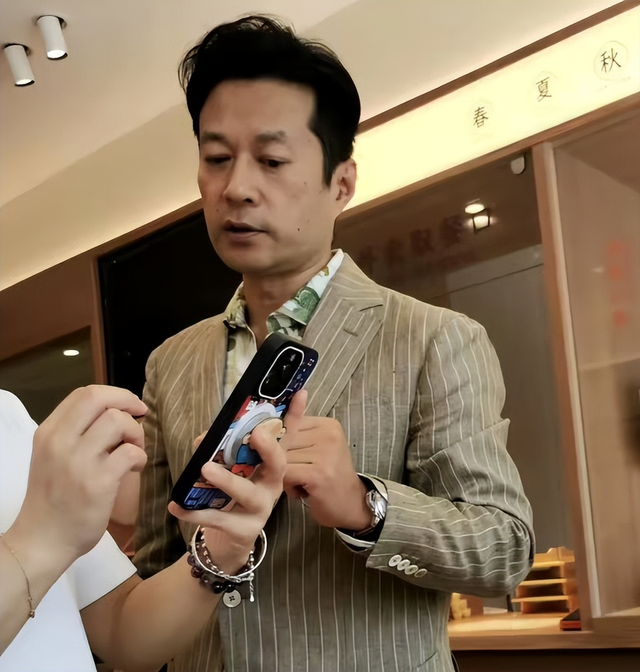 53岁仍未婚，有北京户口却为母亲定居青岛	，谭凯坦言从没后悔过