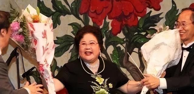 吃里爬外，永不回国？她带领30名演员选择留美，如今年过花甲归来