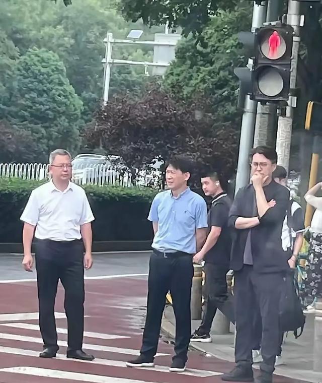 在北京路口碰到的是靳东吗？这是在拍戏等红灯吗？