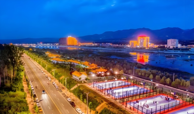 打卡洛宁滨河公园，共赏红枫醉美秋景