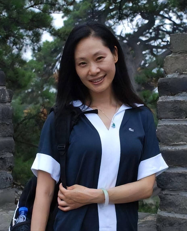 于文华：二婚嫁给未婚小伙，婚后23年未生一子，如今她过得如何？