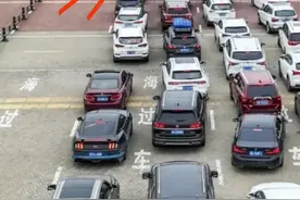 奔驰男砸车后续，黑车行车记录视频曝光，太冲动，交替通行规则？图片