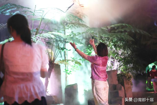 温室花园夜游启幕！下雨浇不灭游客热情