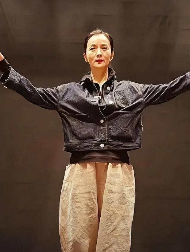 吃里扒外！定居美国13年，回国捞金惨遭“驱逐”，52岁活成了笑话