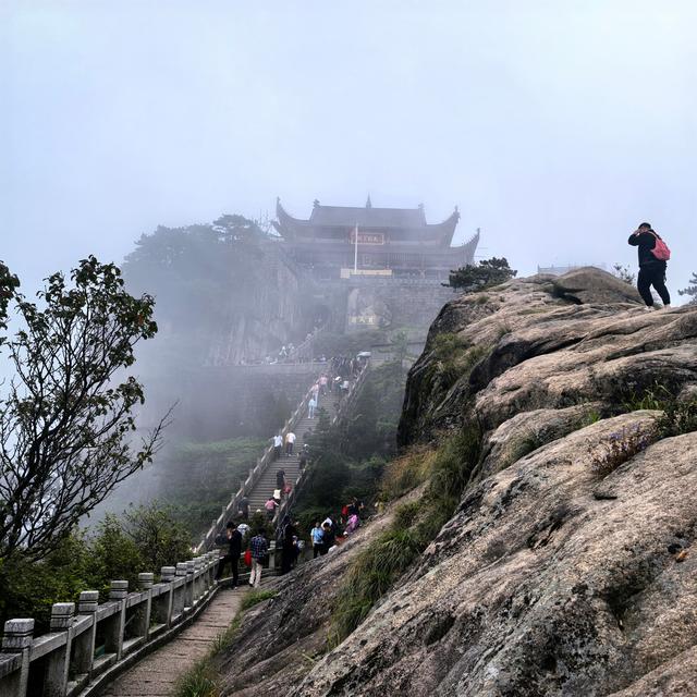 九华山是佛教名山地藏菩萨道场，景区很大，有自然景观与众多佛殿