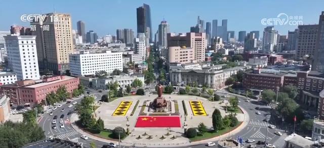 全国飘红！哈尔滨挂万面国旗，三星堆门票秒空，国庆氛围咋这么燃？
