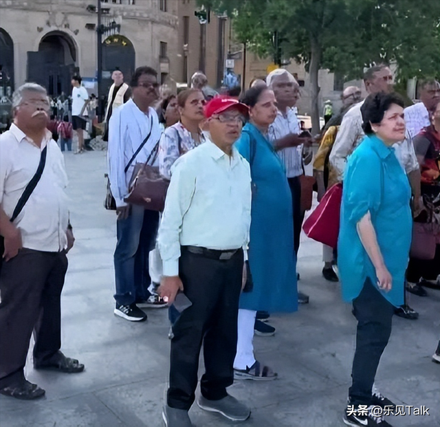 不愧是印度高种姓，太松弛，上海外滩席地而坐，笑晕在网友评论区