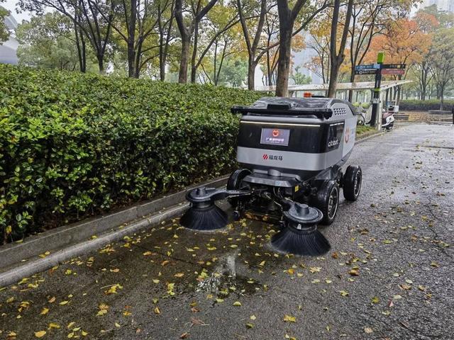 武汉火车站一台扫地机器人上岗，一天可保洁2万平方米