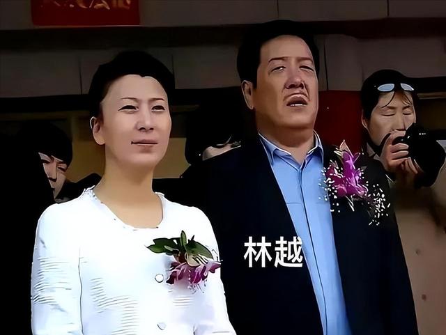 风向变了？央媒公开点名闫学晶，文案信息量大	，32岁儿子也被连累