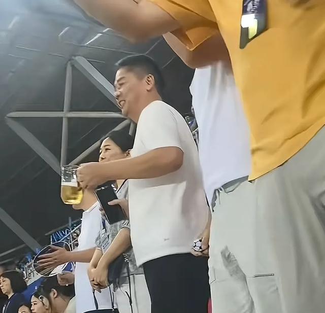 刘强东回老家行程拉满！路边摊与乡亲们举杯，苏超现场开心的跳舞