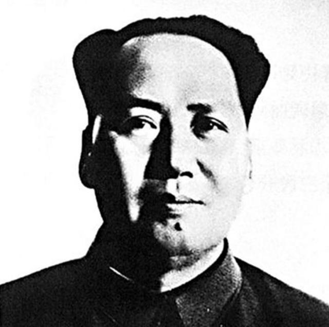 天安门悬挂第四版毛主席像，市民质疑：毛主席怎么只有一只耳朵？