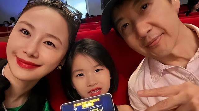 放弃主持事业	，嫁大15岁“软饭男”，如今才明白她的选择有多明智