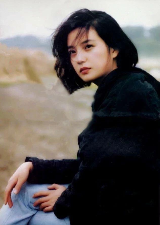 不是黄晓明！也不是马云！如今替赵薇收拾烂摊子的	，竟是这个男人