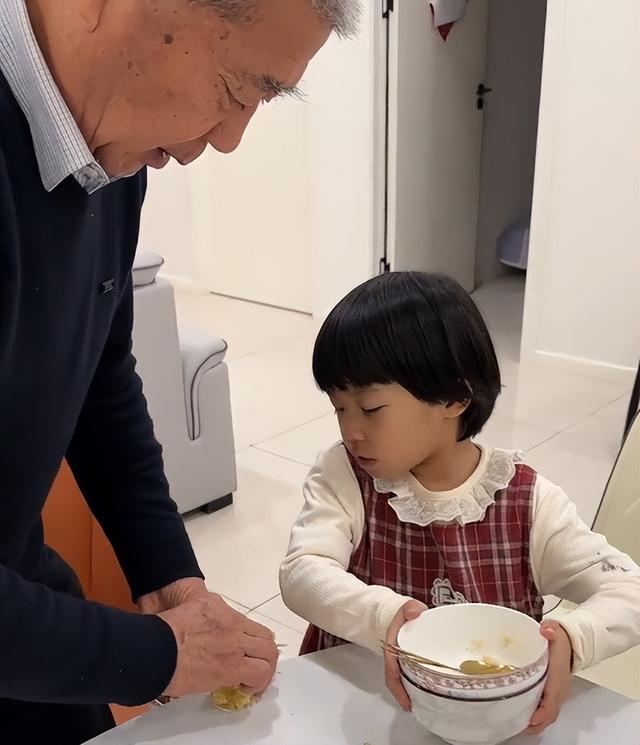 小天赐，终为父母当年的“冲动	”买了单	，年仅6岁活得不像个小孩