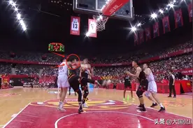 自动禁赛！广东队两球员违体伤人，肘击+绊腿，杜锋做意外决定图片