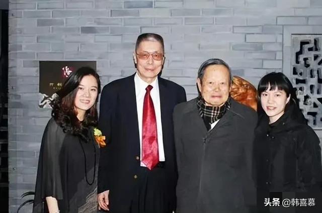 杨振宁追悼会现场曝光，翁帆穿黑衣表情悲伤，站在子女家人前面