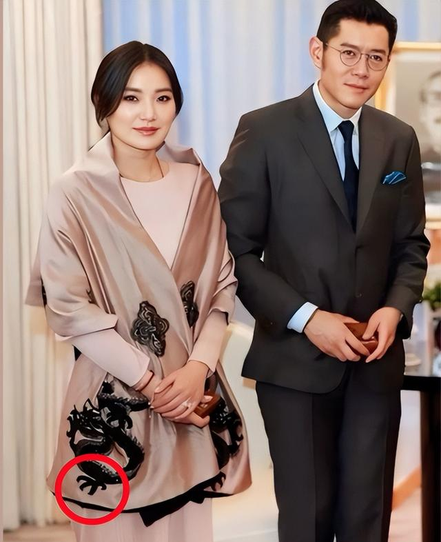 不丹佩玛王后置装费逐年上涨，披四爪龙披肩，拎爱马仕穿贝嫂高定