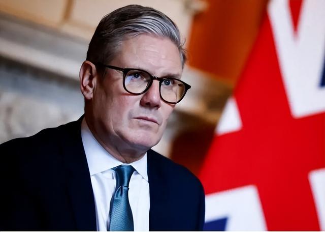 不忍了！马克龙刚到北京，斯塔默就翻脸？对英国，中国必须动真格