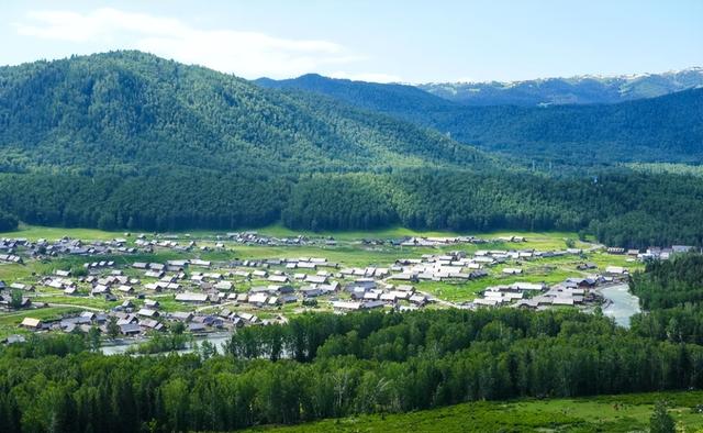 新疆与俄罗斯交界有个县，出了三个世界级景点，风景绝美不输瑞士