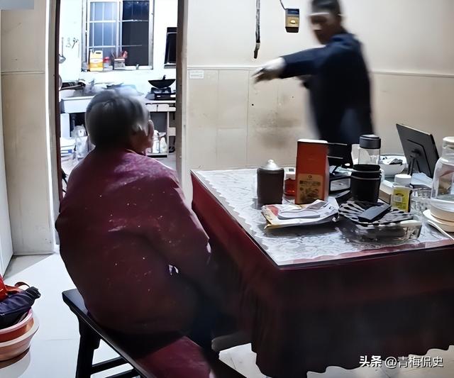 暴打母亲男后续：亲戚称他良心不坏，动手事出有因，老人拿钱捞人