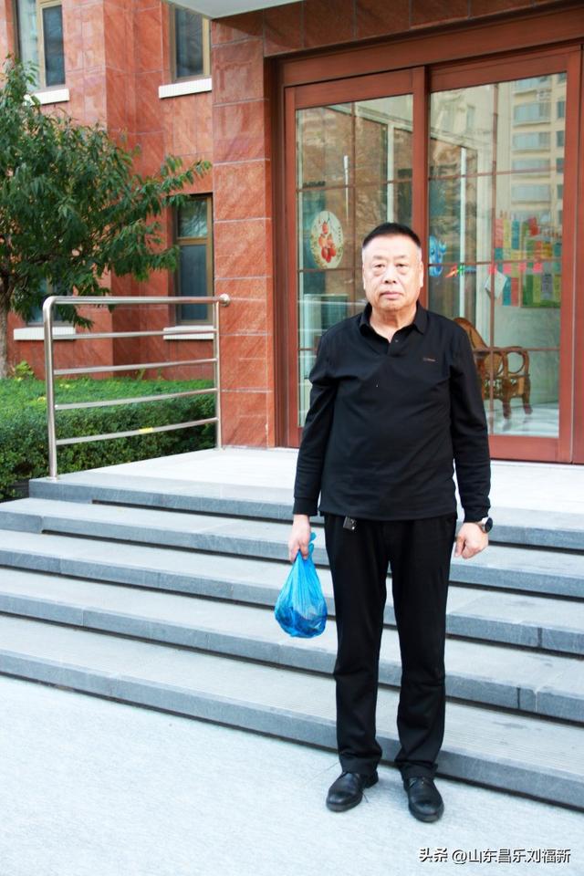 携老伴虹桥花园赏菊（下）